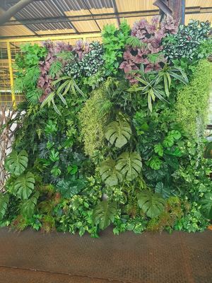 Lifelike Vertical Greening Customized Hanging Plant Green Wall For Decor